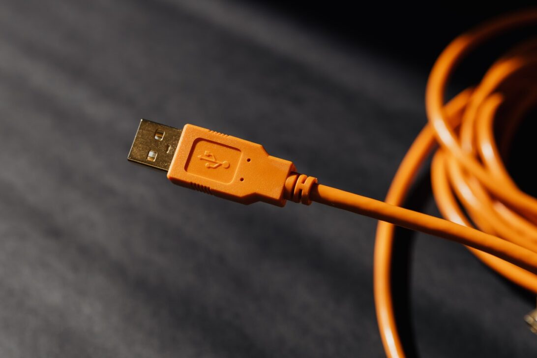 cara menyambung kabel usb ke speaker aktif