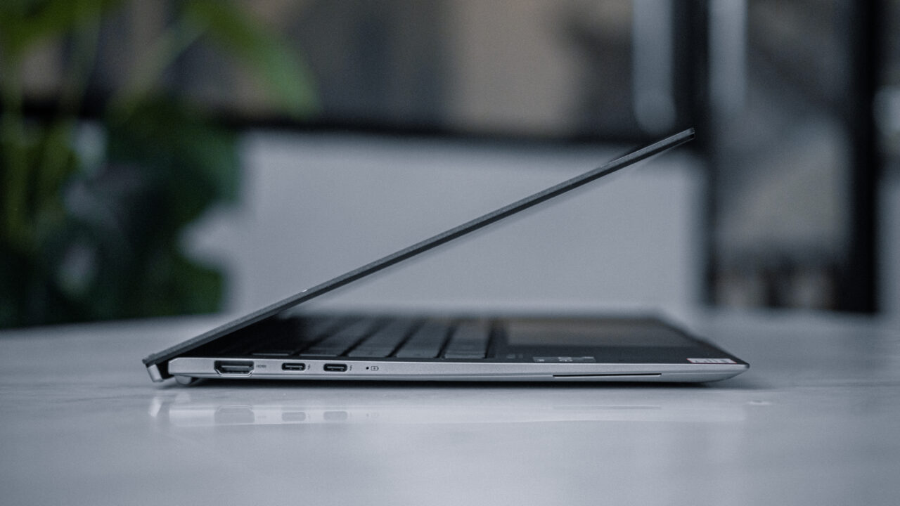 Laptop Tipis dengan Konektivitas Lengkap Laptop Tipis dengan Konektivitas Lengkap
